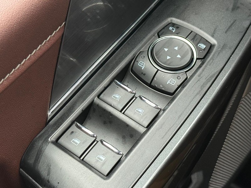 Ford F-150 Vehicle Full-screen Gallery Image 21