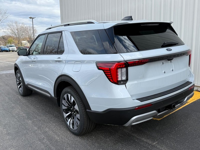 Ford Explorer Vehicle Full-screen Gallery Image 3