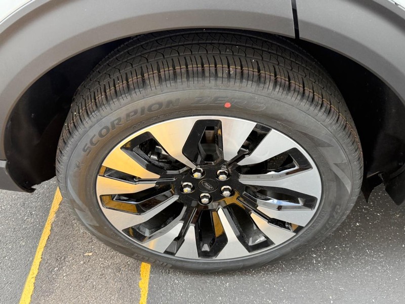 Ford Explorer Vehicle Full-screen Gallery Image 4