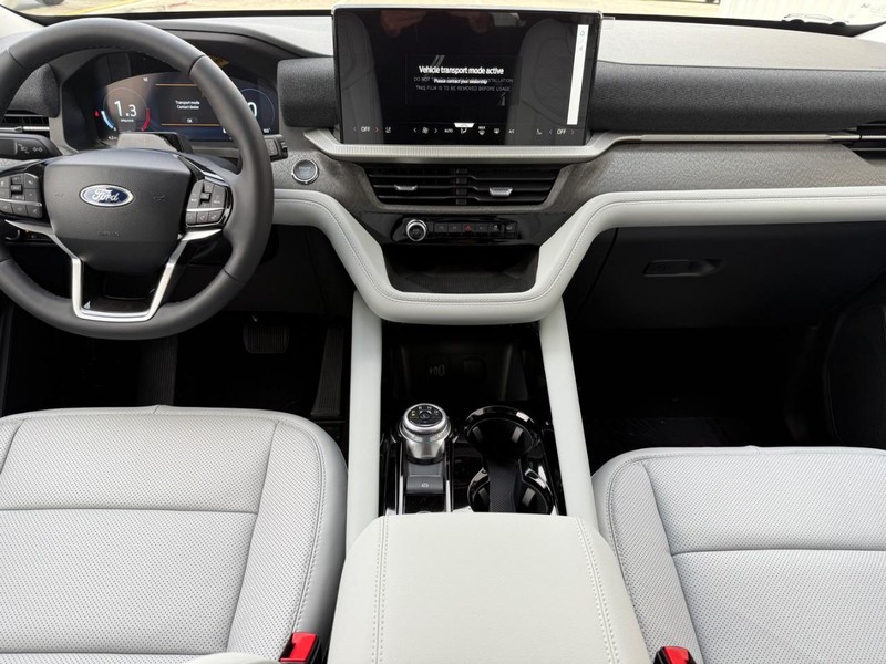 Ford Explorer Vehicle Full-screen Gallery Image 6