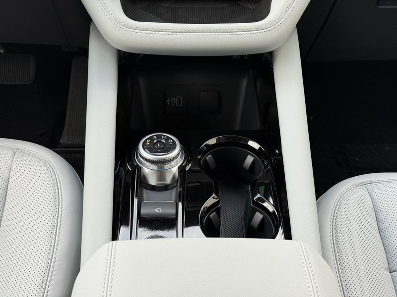 Ford Explorer Vehicle Full-screen Gallery Image 7