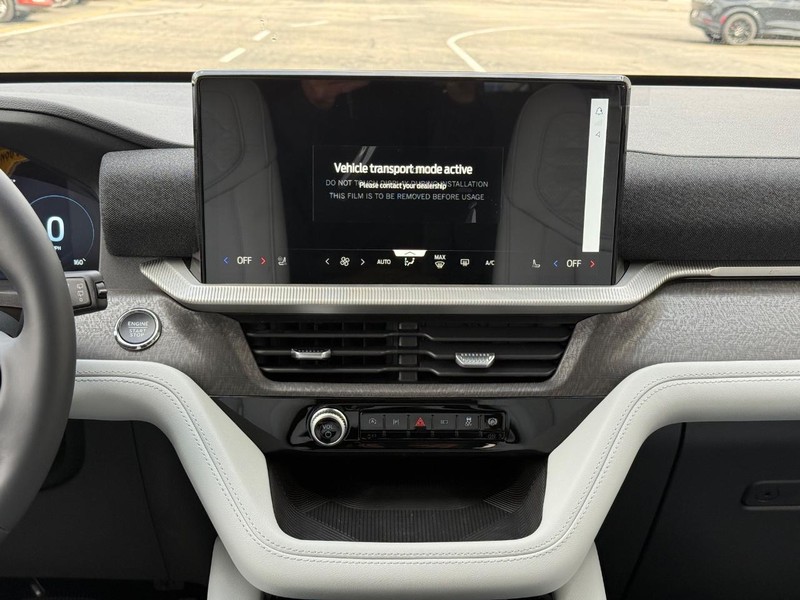 Ford Explorer Vehicle Full-screen Gallery Image 8