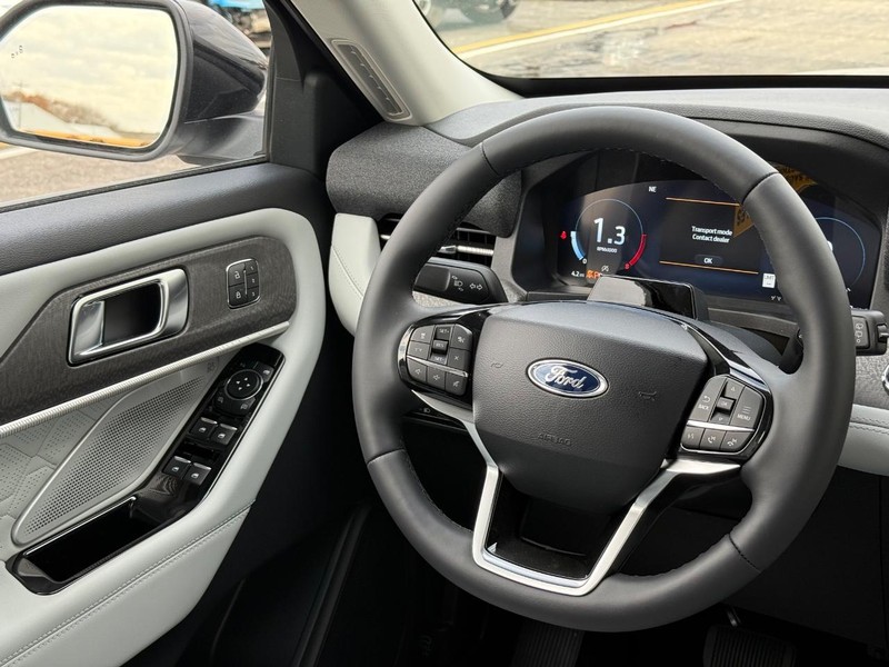 Ford Explorer Vehicle Full-screen Gallery Image 9