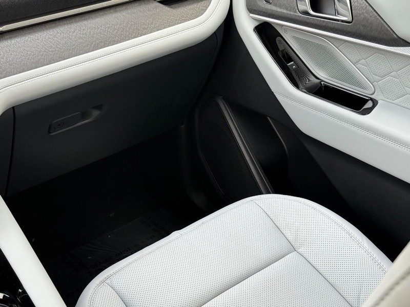 Ford Explorer Vehicle Full-screen Gallery Image 10