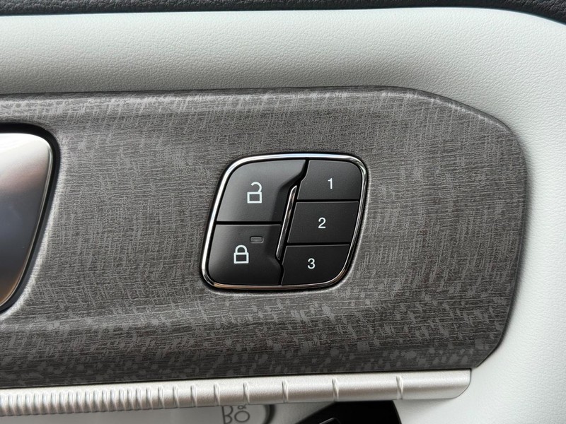 Ford Explorer Vehicle Full-screen Gallery Image 11