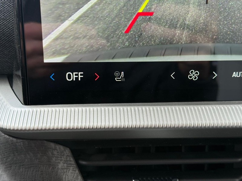 Ford Explorer Vehicle Full-screen Gallery Image 15