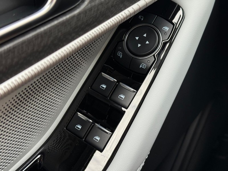 Ford Explorer Vehicle Full-screen Gallery Image 16