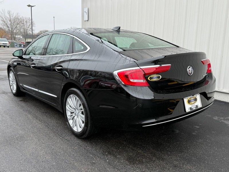 Buick LaCrosse Vehicle Full-screen Gallery Image 3