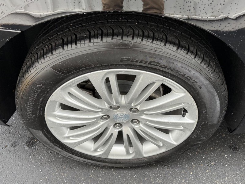 Buick LaCrosse Vehicle Full-screen Gallery Image 6