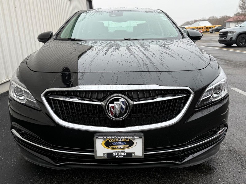 Buick LaCrosse Vehicle Full-screen Gallery Image 7