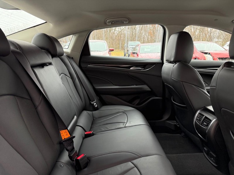 Buick LaCrosse Vehicle Full-screen Gallery Image 8