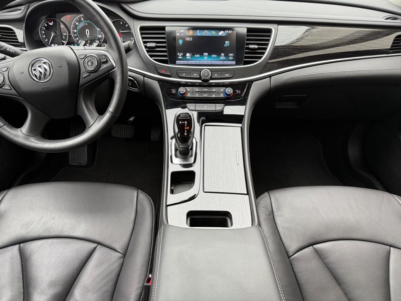 Buick LaCrosse Vehicle Full-screen Gallery Image 9