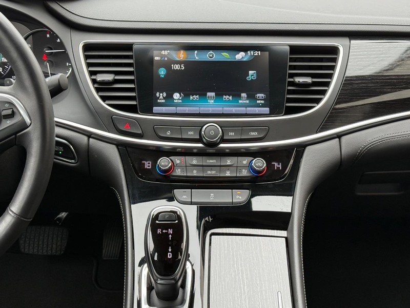 Buick LaCrosse Vehicle Full-screen Gallery Image 10