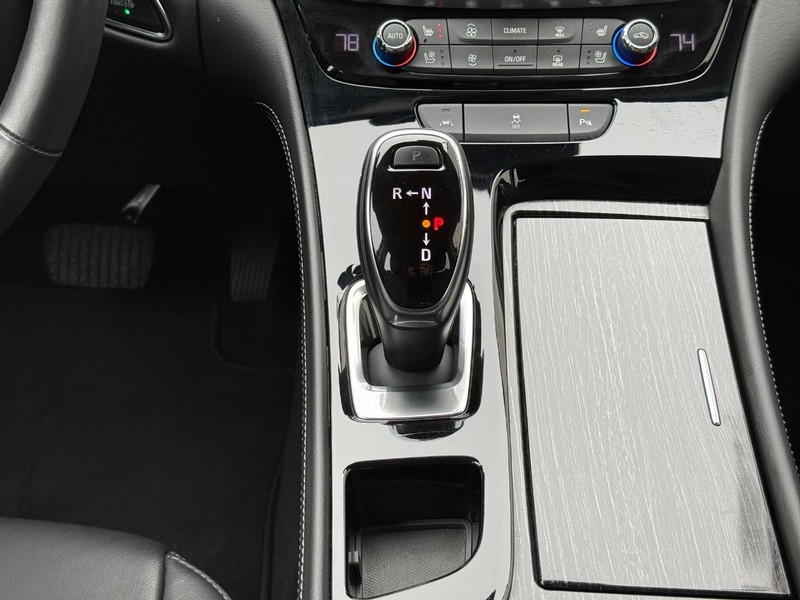 Buick LaCrosse Vehicle Full-screen Gallery Image 11