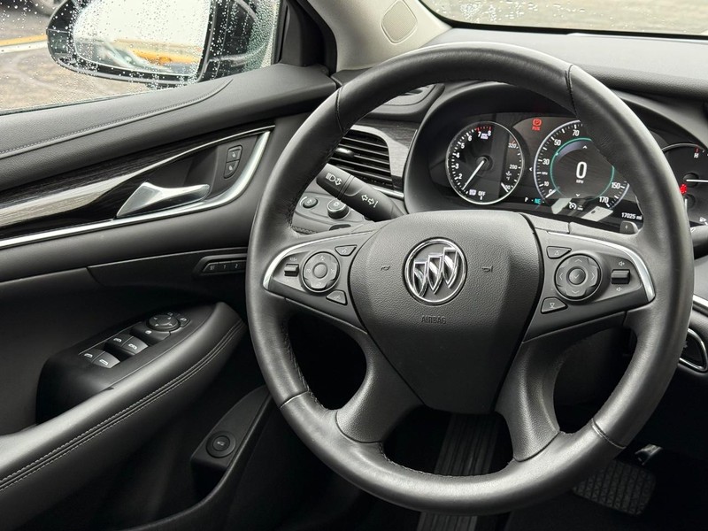 Buick LaCrosse Vehicle Full-screen Gallery Image 12