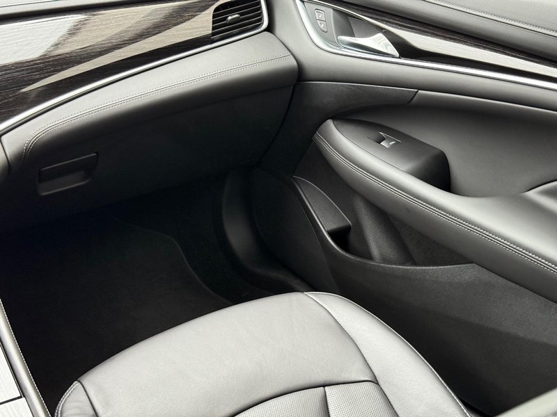 Buick LaCrosse Vehicle Full-screen Gallery Image 13