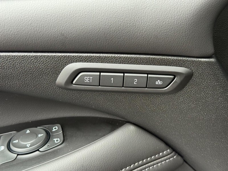 Buick LaCrosse Vehicle Full-screen Gallery Image 14