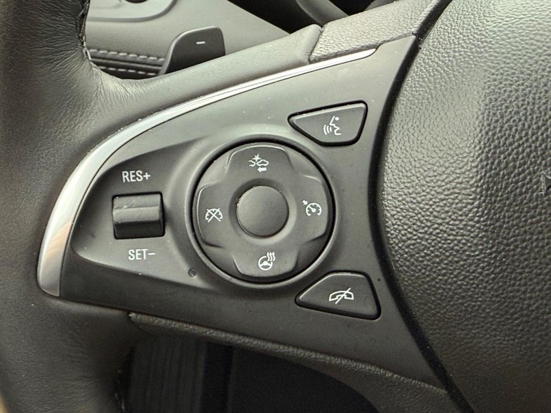 Buick LaCrosse Vehicle Full-screen Gallery Image 15