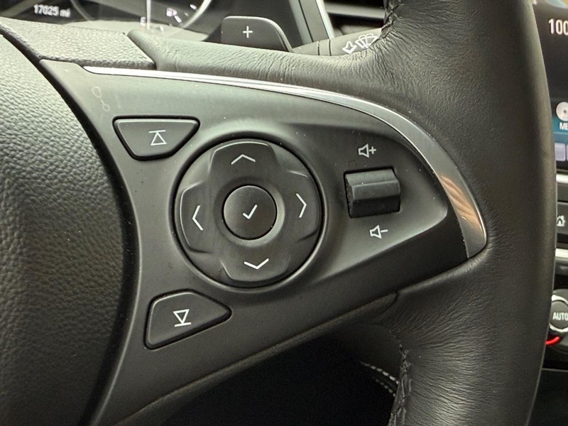 Buick LaCrosse Vehicle Full-screen Gallery Image 16