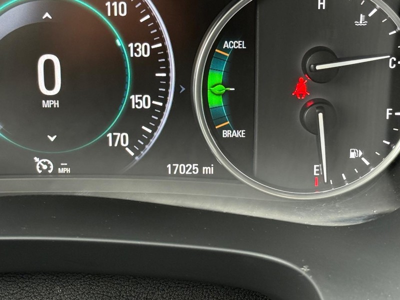 Buick LaCrosse Vehicle Full-screen Gallery Image 17