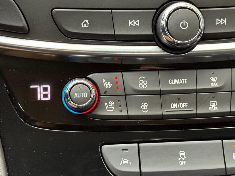 Buick LaCrosse Vehicle Full-screen Gallery Image 19