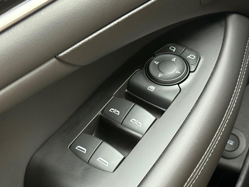 Buick LaCrosse Vehicle Full-screen Gallery Image 20