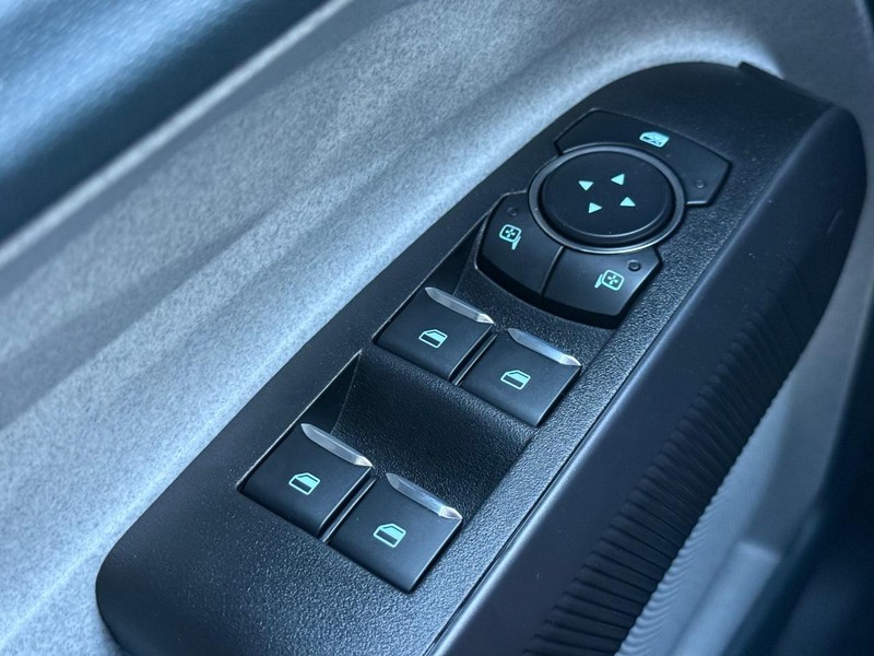 Ford Maverick Vehicle Full-screen Gallery Image 16