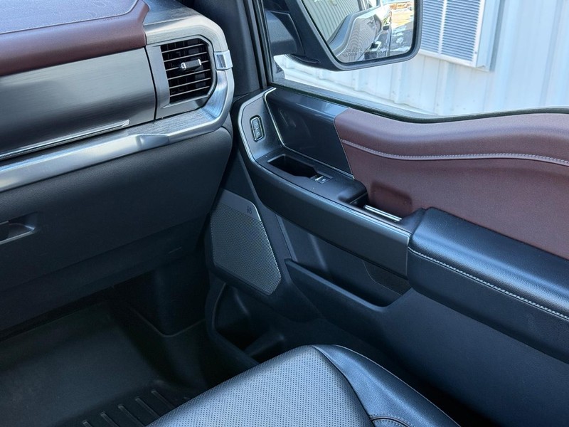 Ford F-150 Vehicle Full-screen Gallery Image 14