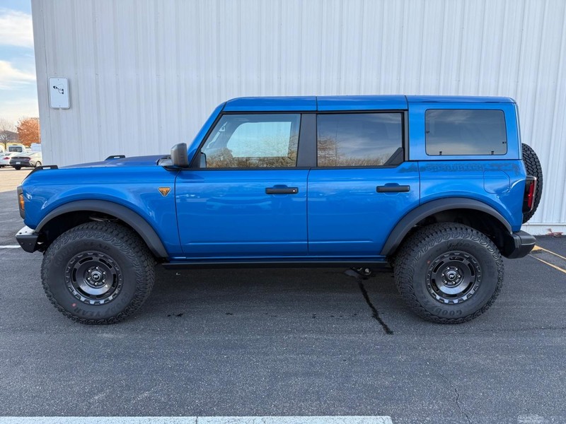 Ford Bronco Vehicle Full-screen Gallery Image 2