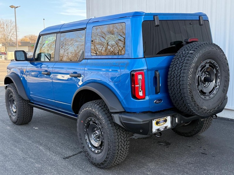 Ford Bronco Vehicle Full-screen Gallery Image 3