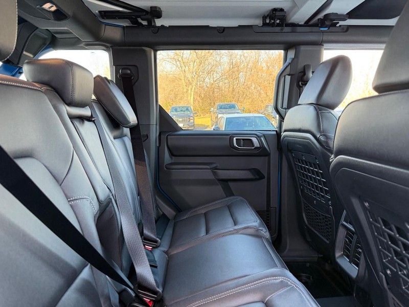 Ford Bronco Vehicle Full-screen Gallery Image 5