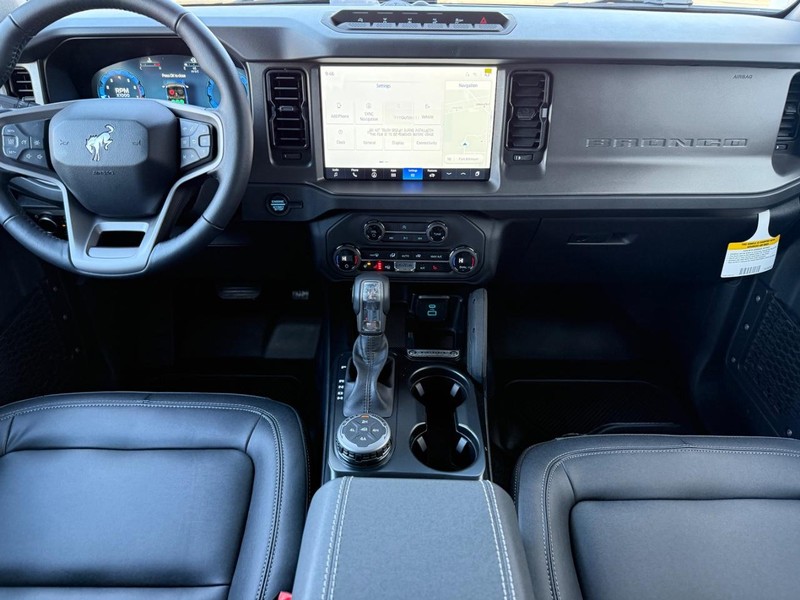 Ford Bronco Vehicle Full-screen Gallery Image 6