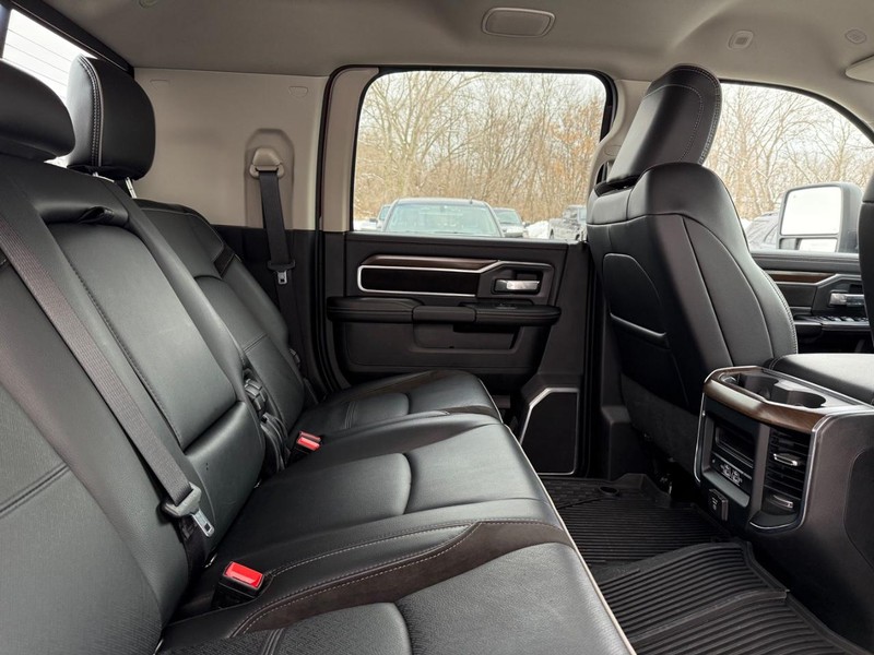 Ram 3500 Vehicle Full-screen Gallery Image 9