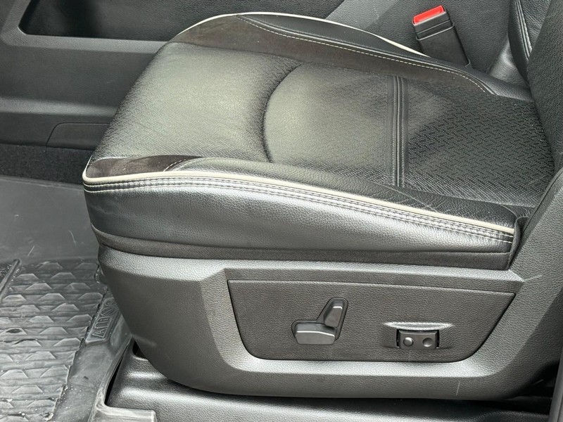 Ram 3500 Vehicle Full-screen Gallery Image 21