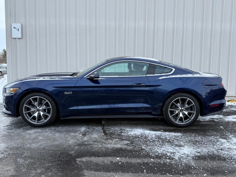 Ford Mustang Vehicle Full-screen Gallery Image 2