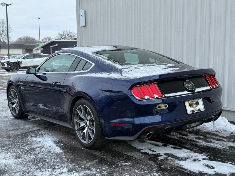 Ford Mustang Vehicle Full-screen Gallery Image 3