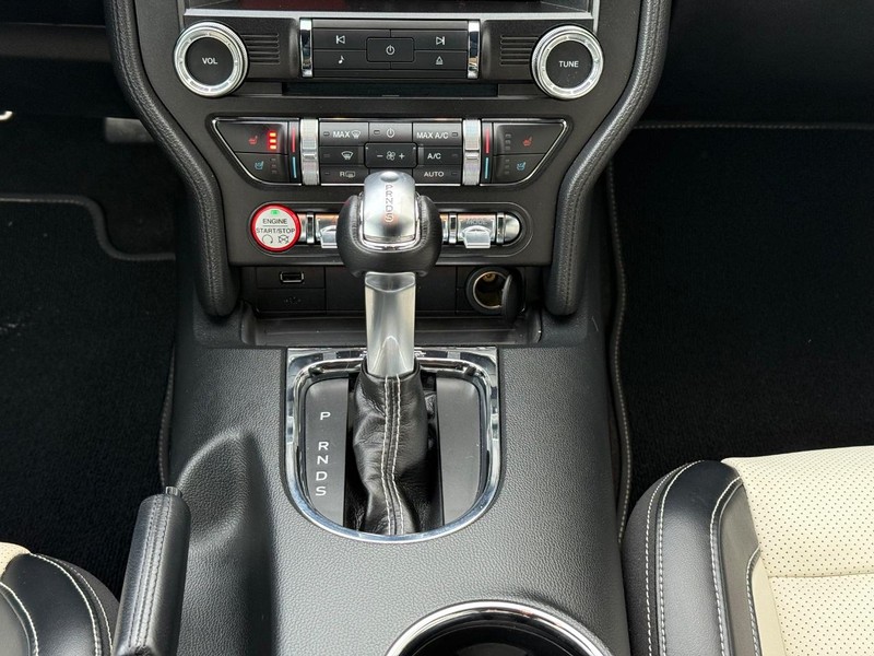 Ford Mustang Vehicle Full-screen Gallery Image 11