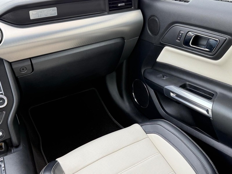 Ford Mustang Vehicle Full-screen Gallery Image 13