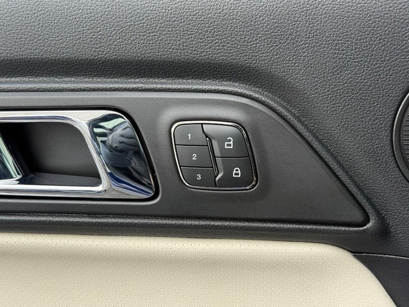 Ford Mustang Vehicle Full-screen Gallery Image 14