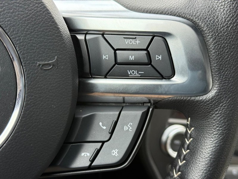 Ford Mustang Vehicle Full-screen Gallery Image 16