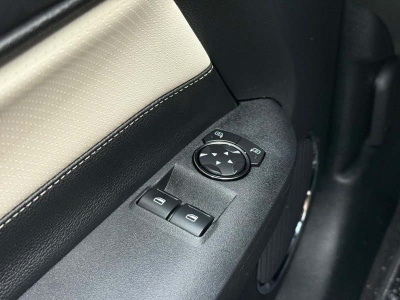 Ford Mustang Vehicle Full-screen Gallery Image 20