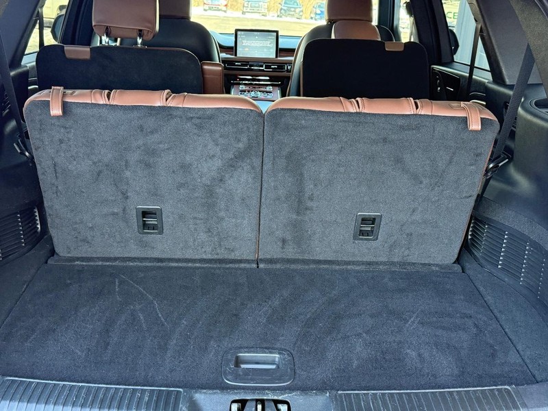 Lincoln Aviator Vehicle Full-screen Gallery Image 5