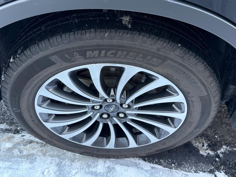 Lincoln Aviator Vehicle Full-screen Gallery Image 7