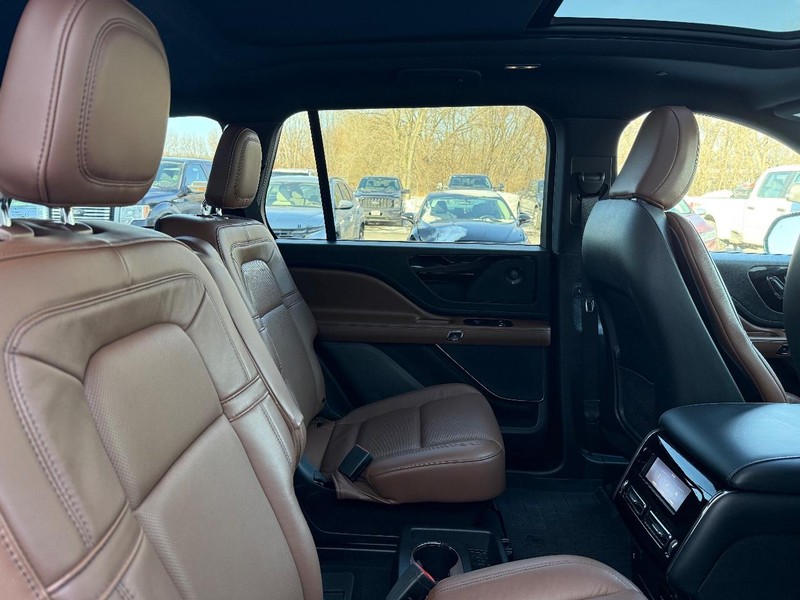 Lincoln Aviator Vehicle Full-screen Gallery Image 10