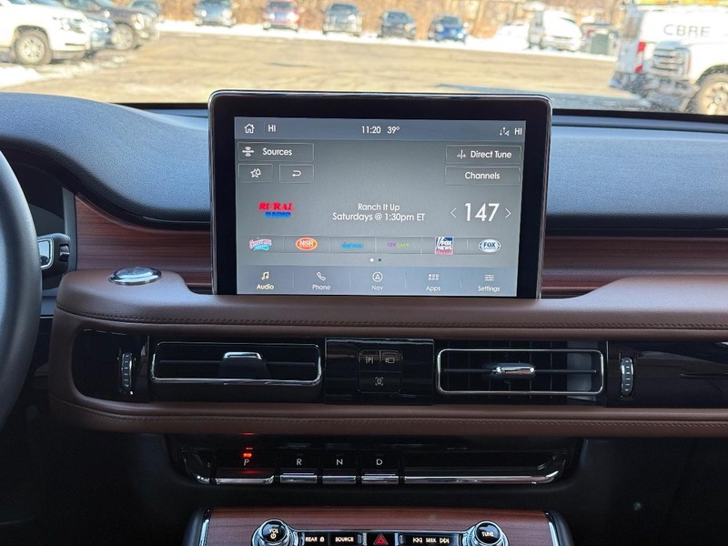 Lincoln Aviator Vehicle Full-screen Gallery Image 12