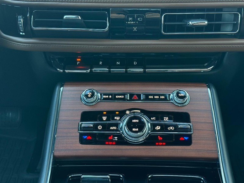 Lincoln Aviator Vehicle Full-screen Gallery Image 13