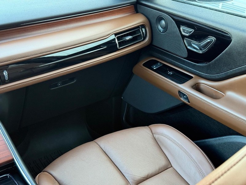 Lincoln Aviator Vehicle Full-screen Gallery Image 15