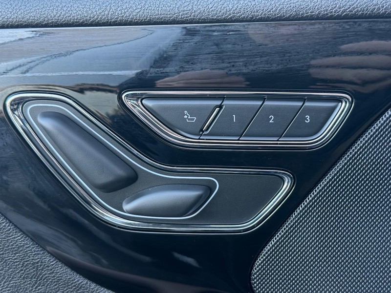 Lincoln Aviator Vehicle Full-screen Gallery Image 16