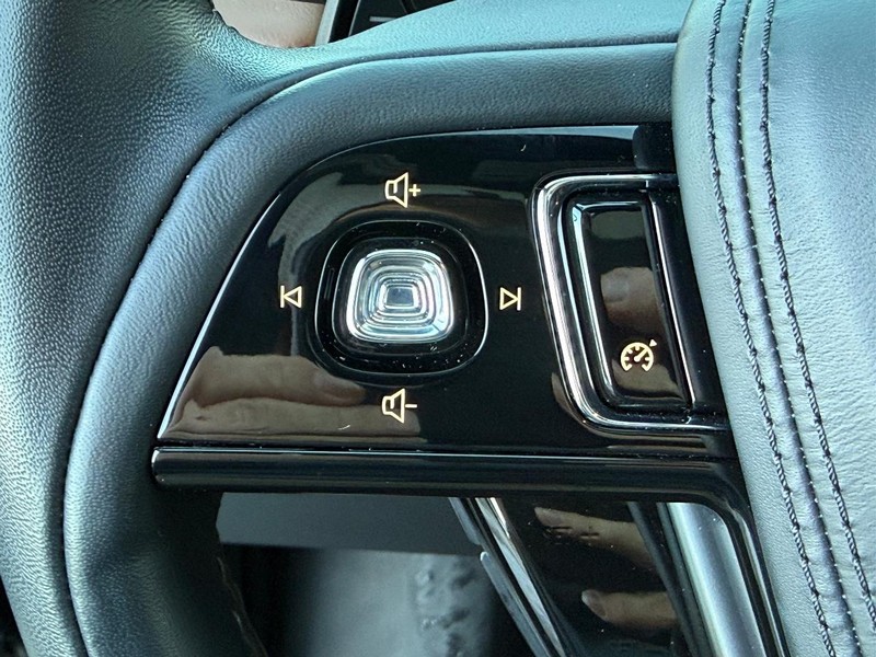 Lincoln Aviator Vehicle Full-screen Gallery Image 17