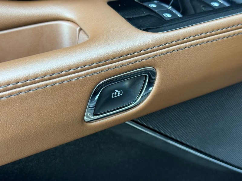 Lincoln Aviator Vehicle Full-screen Gallery Image 22